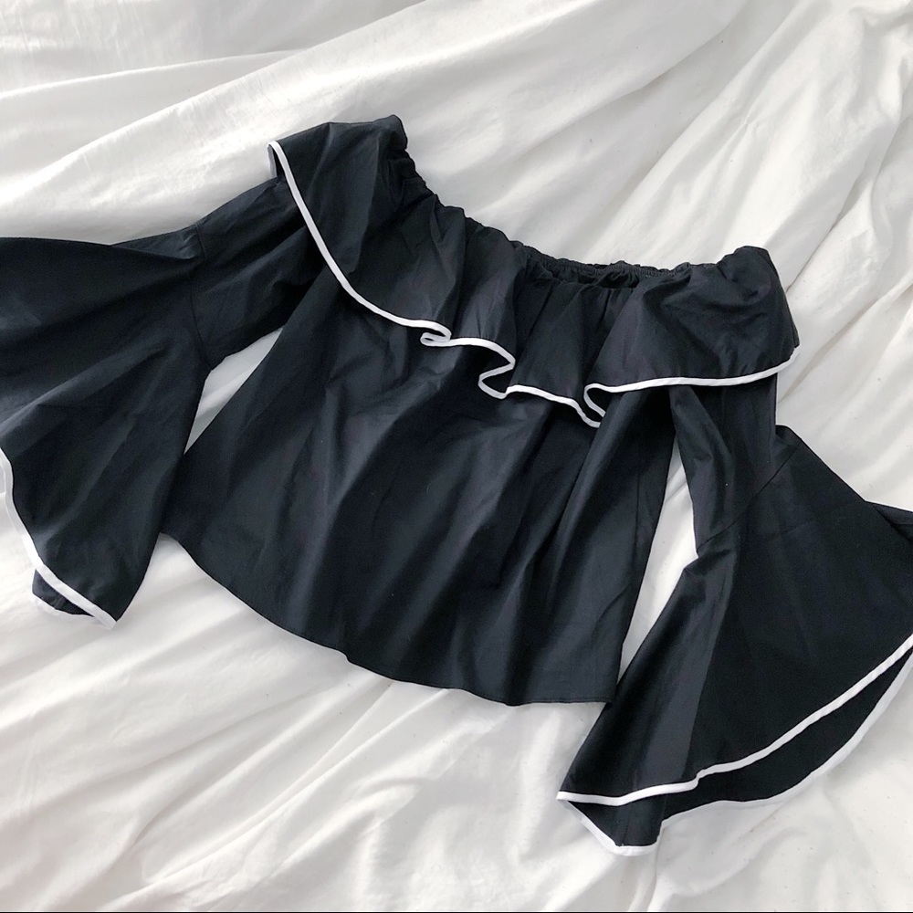 🖤 Zara off the Shoulder Bell Sleeve Top 🖤